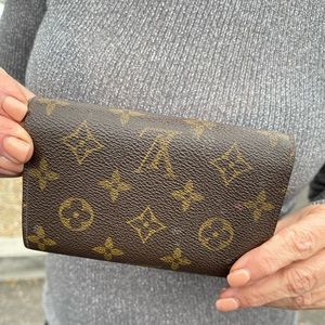 Authentic Louis Vuitton wallet. It’s in decent condition and gently used.